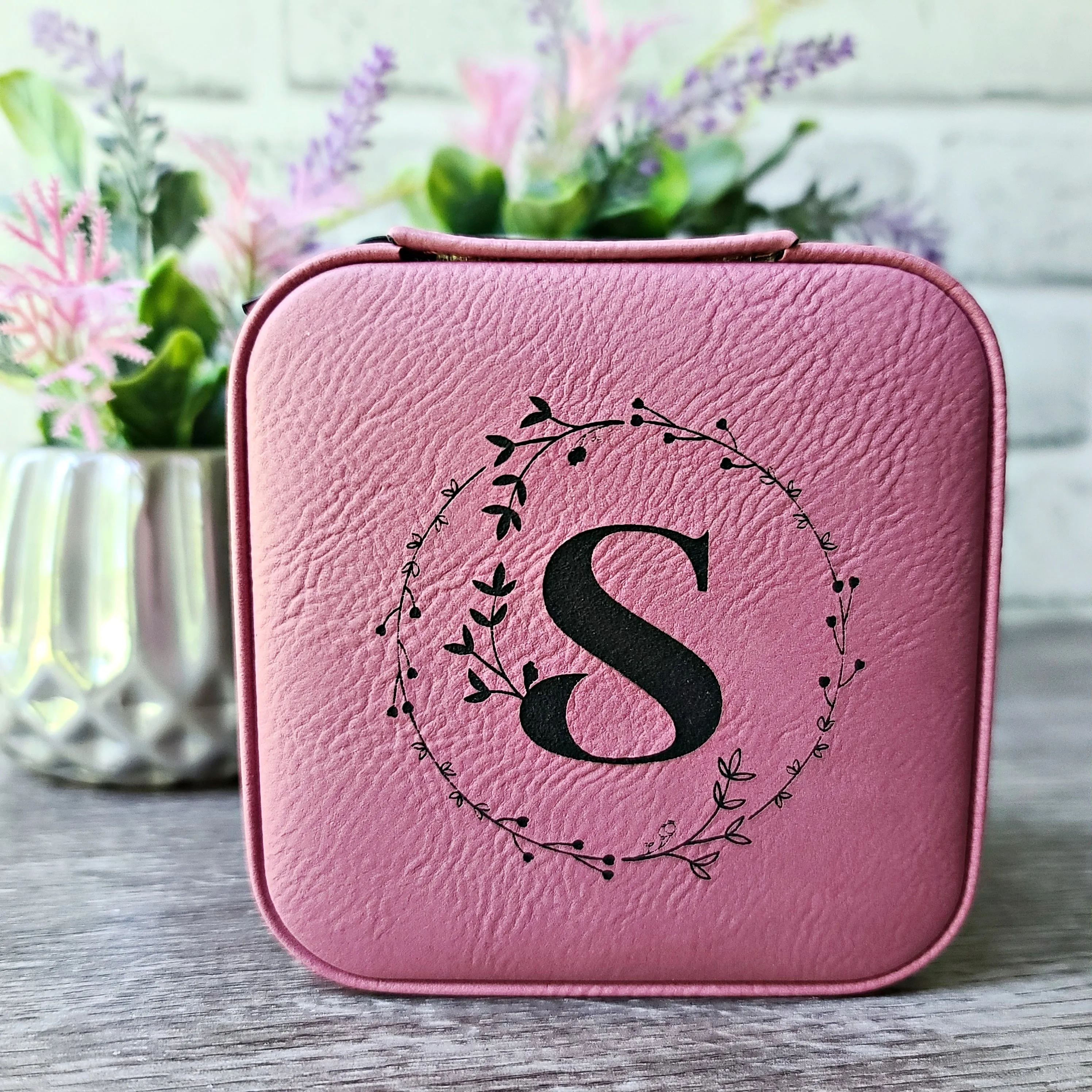 Monogrammed Initial in Floral Circle | Travel Jewelry Box