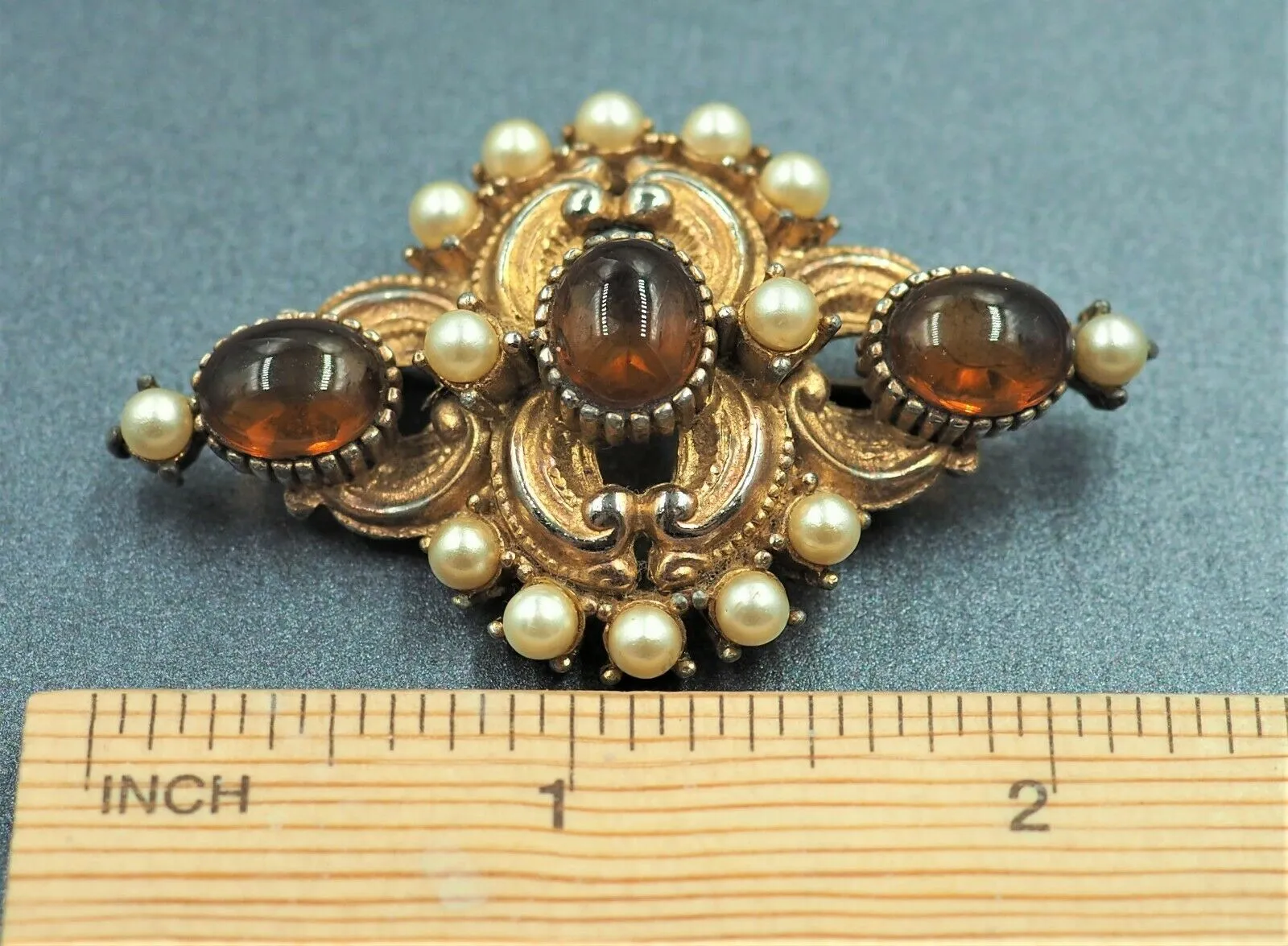 Sphinx Rhinestone & Imitation Pearls Brooch