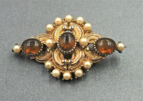 Sphinx Rhinestone & Imitation Pearls Brooch