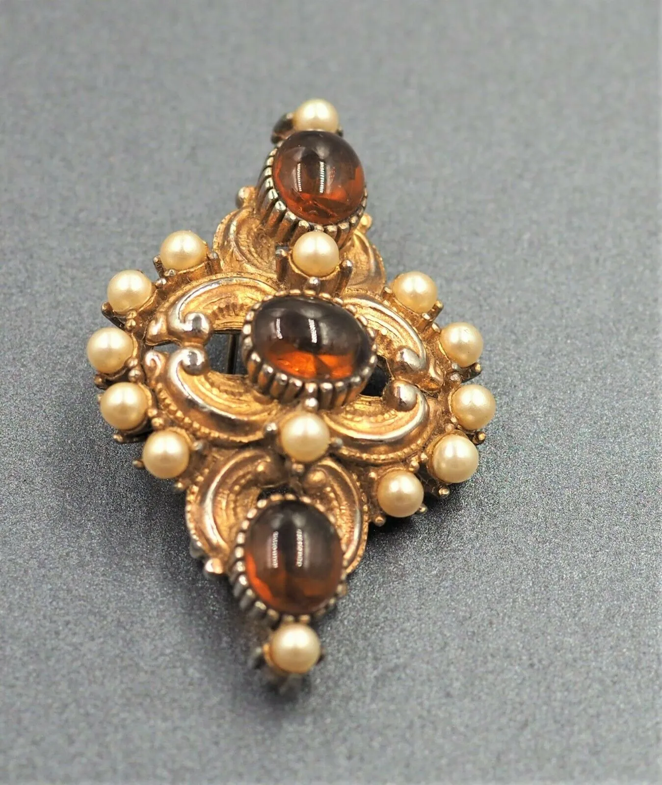 Sphinx Rhinestone & Imitation Pearls Brooch